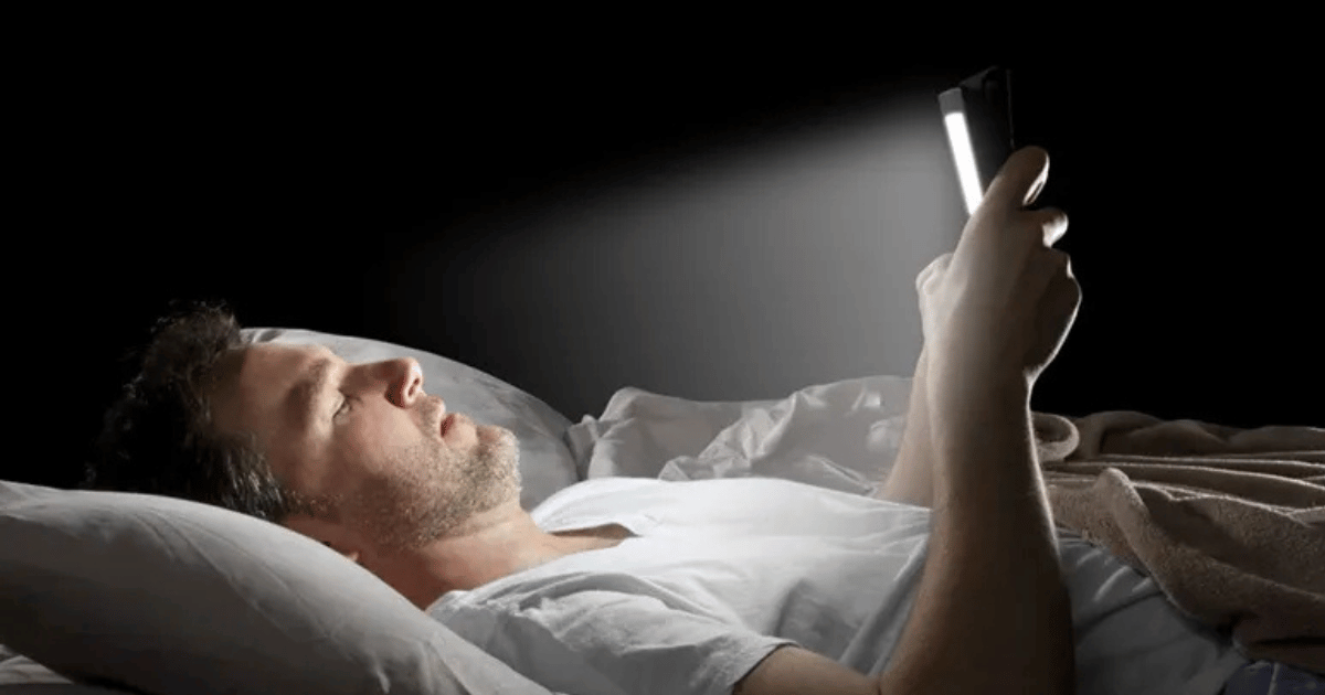 8 abitudini notturne che danneggiano silenziosamente la salute del cervello